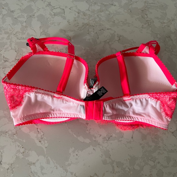 NWOT. Victoria’s Secret bra. 34D. Great condition. - Picture 3 of 4